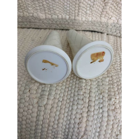 Vintage melamine white textured salt and pepper shakers - Picture 6 of 9